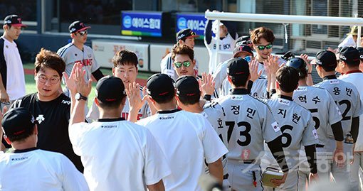 5일 잠실야구장에서 열린 ‘2017 타이어뱅크 KBO 리그‘ 두산베어스와 LG트윈스의 경기에서 LG가 3-1로 승리하며 3연승을 질주했다. 경기 후 LG 선수들이 기쁨을 나누고 있다. 잠실 | 김진환 기자 kwangshin00@donga.com