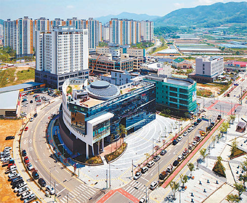 경북 김천혁신도시 산학연유치지원센터. 12개 이전 공공기관과 연관 있는 기업 및 대학을 유치해 지역의 성장 동력을 만드는 역할을 한다. 경북도 제공