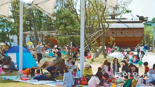 지난해 경남 거제조선해양문화관 앞에서 열린 바다그림대회에 참가한 학생과 학부모들이 그림그리기에 몰두하고 있다. 동아일보DB