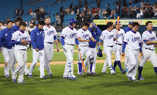 12일 오후 대구 라이온즈파크에서 ‘2017 프로야구’ 삼성 라이온즈와 한화 이글스 경기가 열려 한화가 삼성에 5대 3으로 승리를 거뒀다. 경기종료 후 7연패를 당한 삼성 선수들의 그라운드를 빠져 나가고 있다. 사진제공｜스포츠코리아