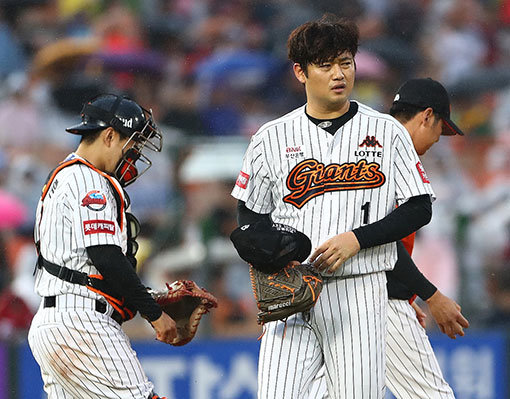 5일 경기에서 강판되는 손승락. 사진제공｜롯데 자이언츠