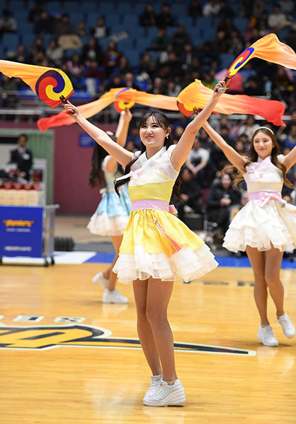 치열한 전쟁터와 같은 경기장에서 잠시나마 팬들에게 숨 돌릴 시간을 선사하는 사람들이 있다. ‘스포츠의 꽃’ 치어리더로 활약하고 있는 이고은. 사진제공｜KBL