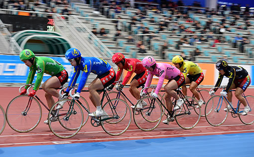 2017시즌 상반기 경륜팬을 가장 흥분시키는 이벤트 ‘최강 훈련지 리그전 북부지역 예선’에서 강력한 우승후보 ‘동서울팀’이 상대를 압도하는 전력과 완벽한 조직력으로 1차 관문을 통과, 북부리그 결승전에 진출했다. 사진제공｜국민체육진흥공단