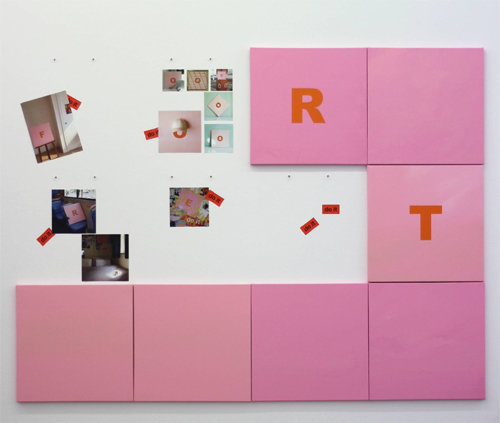 관람객에게 캔버스를 대여해 사진을 찍도록 한 뒤, 그 사진을 캔버스와 함께 전시하는 권두현 작가의 ‘For Rent’. 일민미술관 제공