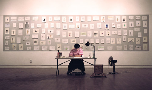 ‘do it 2017, 서울’전에서 예술가들은 다양한 지시문을 수행하면서 관객과 교감한다. ‘비밀번호로 연애편지를 써보라’는 지시문에 호상근 작가는 비밀번호에 대한 관객들의 사연을 그림으로 나타낸다. 일민미술관 제공