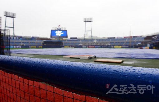9일 창원 마산야구장에서 ‘2017 타이어뱅크 KBO리그’ NC 다이노스와 넥센 히어로즈의 경기가 열릴예정이다. 아침부터 내리는 봄비로 인해 낮 12시40분 경기운영위원은 우천 취소를 최종 결정했다. 

이날 마산구장 옆 체육관에서 대통령선거 개표행사가 예정돼 있다. 이에 따라 마산경기는 다른 구장보다 4시간 30분 빠른 오후 2시에 개최될 예정이었다. 마산 | 김민성 기자 marineboy@donga.com