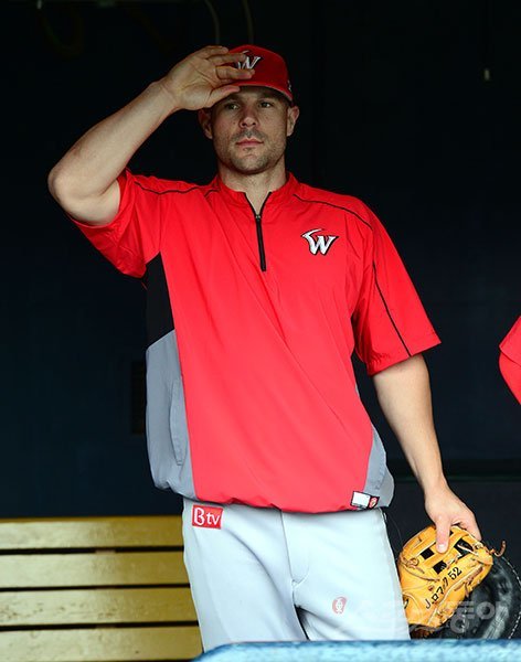 9일 서울 잠실야구장에서 열릴 ‘2017 타이어뱅크 KBO 리그‘ SK와이번스와 LG트윈스의 경기 전 SK 새 외국인선수 제이미 로맥이 그라운드를 바라보고 있다. 잠실 | 김종원기자 won@donga.com