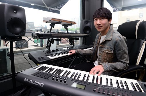 김태주는 “걸그룹의 작업 요청도 많지만” 보이그룹과 좋은 호흡을 보이고 있다. 그는 “아직 소녀 감성을 잘 모르는데다 남자의 마음을 표현하기가 조금 수월하다”고 했다. 김종원 기자 won@donga.com