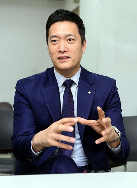 김상우 감독이 이끄는 프로배구 남자부 우리카드는 2016∼2017 정규시즌 5위(17승19패)로 포스트시즌(PS)에 진출하지 못했지만, 약체 이미지가 강했던 팀의 체질개선에 성공했다는 평가를 받는다. 김 감독 본인도 “선수들이 이제 승점 1점, 1승의 소중함을 알게 됐다”고 밝혔다. 스포츠동아 DB