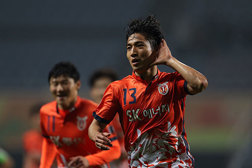 제주 정운이 9일 제주월드컵경기장에서 열린 AFC 챔피언스리그 32강 조별리그 감바 오사카와의 홈경기에서 선제골을 넣은 뒤 환호하고 있다. 제주는 2-0으로 승리해 대회 16강에 합류했다. 사진제공 ｜ 한국프로축구연맹