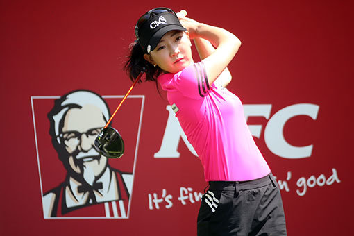 프로 데뷔 9년 차에 접어든 김은정은 자신만의 목표를 향해 한걸음씩 전진하고 있다. 늦게 시작한 만큼 투어에서 더 오랫동안 뛰며 경쟁하기 위해 땀을 흘리고 있다. 지난달 KG이데일리레이디스오픈에 출전한 김은정의 티샷.  사진제공 ｜ KLPGA