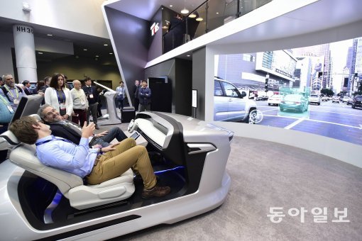 1월 미국 라스베이거스에서 열린 국제가전전시회(CES)에서 현대모비스관을 찾은 관람객들이 스마트카 시뮬레이터에서 자율주행을 
체험하고 있다. 현대모비스 제공