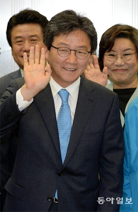 바른정당 유승민 대선 후보가 9일 오후 서울 여의도 당사를 찾아 당직자들을 격려한 뒤 엘리베이터에 올라 인사하고 있다. 원대연 기자 yeon72@donga.com