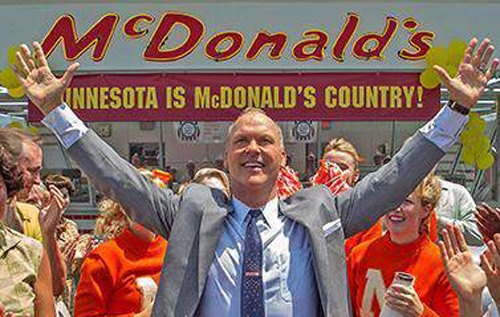 영화 ’파운더’에서 레이 크록(마이클 키턴)이 미네소타 주 맥도널드 식당
개장식에 참석해 환호하는 장면.
