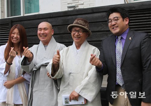 한국-부탄 수교 30주년을 맞아 부탄행복아카데미를 개설하는 윌리엄 리 주한 부탄문화원장과 티벳박물관장 현장 스님, 자비명상 대표 마가 스님, 천시아 ‘싱잉볼’ 명상가(오른쪽부터). 전승훈 기자 raphy@donga.com