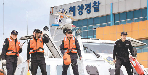 인천 중구 영종도 인천해경서 기지에서 공기부양정에 승선한 경찰관들이 인명구조 훈련을 하고 있다. 인천해경은 매달 4차례 정기적으로 기지 훈련을 실시한다. 중부해양경비안전본부 제공