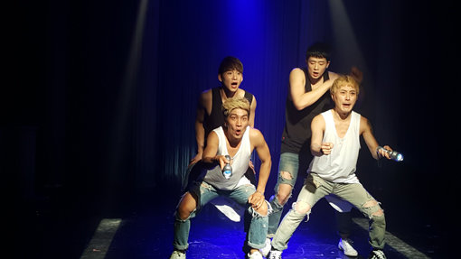 왕년의 ‘나이트클럽 빅뱅’으로 불렸던 포썸 멤버들이 업소 출연 시간에 늦지 않기 위해 차를 타고 달려가는 장면을 연기하고 있다.사진제공 ㅣ 어드벤쳐프로젝트