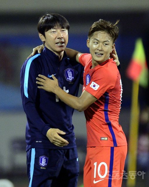 U-20 한국 월드컵 대표팀이 11일 청주 종합운동장에서 우루과이와 평가전을 가졌다. 한국 이승우(10)가 슛을 성공시킨 뒤 신태용 감독과 기쁨을 나누고 있다. 청주 | 김민성 기자 marineboy@donga.com