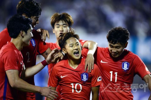 U-20 한국 월드컵 대표팀이 11일 청주 종합운동장에서 우루과이와 평가전을 가졌다. 한국 이승우(10)가 슛을 성공시킨 뒤 동료들과 기쁨을 나누고 있다. 청주 | 김민성 기자 marineboy@donga.com