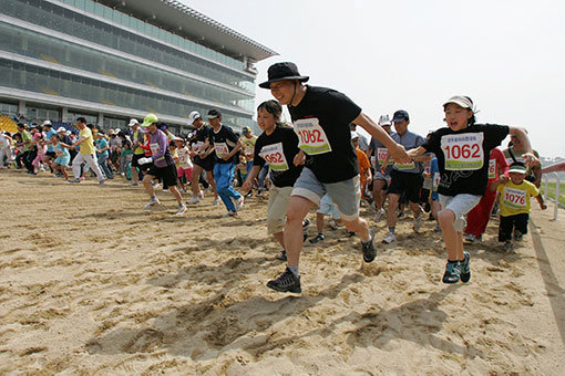 경주로 가족사랑 마라톤대회는 부모와 자녀가 함께 경주로 1바퀴를 달리면서 다양한 미션을 완수하는 행사다. 사진제공｜한국마사회