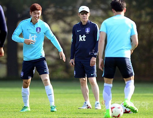 신태용 감독이 이끄는 U-20 대표팀은 20일 개막하는 ‘국제축구연맹(FIFA) U-20 월드컵 코리아 2017’에서 1차 목표를 8강으로 잡고 있다. 선수들의 기를 살려주는 신 감독의 ‘신바람 리더십’, 어린 태극전사들의 다재다능함, 홈팬들의 성원이 조화를 이룬다면 8강을 넘어 34년만의 4강 신화 재현도 가능하다. 스포츠동아DB