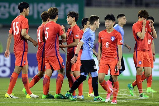 U-20 한국 월드컵 대표팀이 11일 청주 종합운동장에서 우루과이와 평가전을 가졌다. 한국이 우루과이에 2-0으로 승리한 뒤 선수들이 그라운드에서 기쁨을 나누고 있다. 청주 | 김민성 기자 marineboy@donga.com