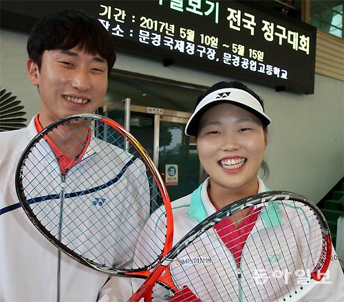 한국 정구 역사상 처음으로 남매 국가대표가 된 문대용(왼쪽), 문혜경이 제95회 동아일보기 전국정구대회가 열리는 경북 문경국제정구장에서 자리를 함께했다. 문경=김경제 기자 kjk5873@donga.com