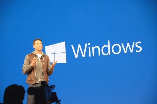 <윈도우10의 신 기능을 설명 중인 테리 마이어슨 MS 윈도우 및 디바이스 담당 부사장>(출처=IT동아)