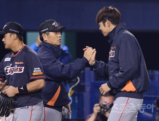 12일 잠실야구장에서 열린 ‘2017 타이어뱅크 KBO 리그’ LG트윈스와 한화이글스의 경기에서 한화가 5-3 승리를 거두며 LG의 8연승을 저지했다. 경기 후 한화 김성근 감독이 승리투수가 된 이태양(오른쪽)과 기쁨을 나누고 있다. 잠실 | 김진환 기자 kwangshin00@donga.com