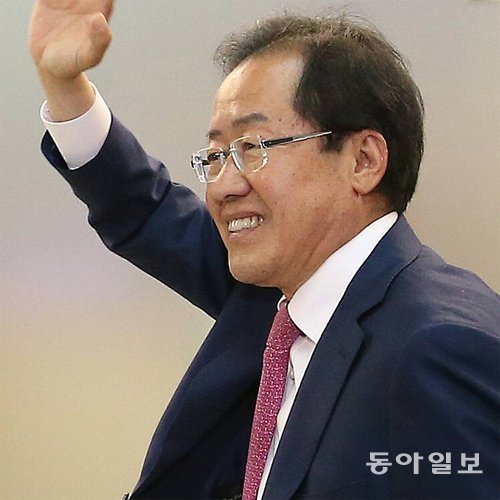 미국행 자유한국당 홍준표 전 대선 후보가 12일 인천국제공항을 통해 미국으로 출국하며 손을 흔들고 있다. 인천=김재명 기자 base@donga.com