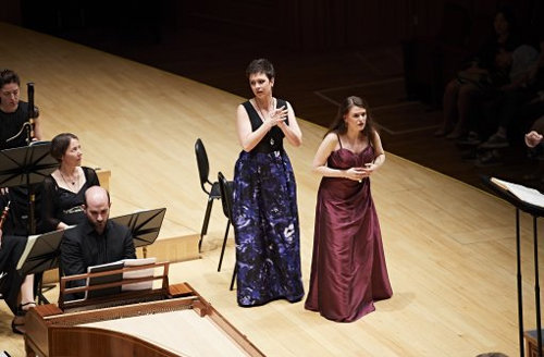 콘서트 오페라 ‘여자는 다 그래’에서 피오르딜리지와 도라벨라 역을 맡은 소프라노 로빈 요한센(오른쪽)과 메조소프라노 소피 함슨이 연기를 펼치고 있다. 롯데콘서트홀 제공