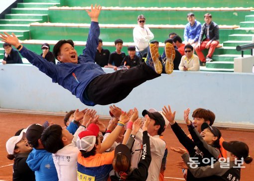 13일 경북 문경시 국제정구장에서 열린 “제95회 동아일보 정구대회 ”단체전 결승에서 우승한 문경시청선수들이 남자팀 김은수코치를 행가레치며 기뻐하고 있다. 문경=김경제 기자 kjk5873@donga.com