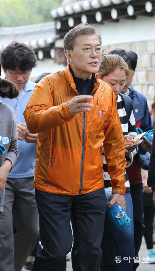 문재인 대통령이 당선 후 첫 토요일인 13일 오전 대선당시 캠프 ‘마크맨’을 담당했던 기자들과 북악산 산행을 위해 청와대 경내 북악산 입구를 출발하고 있다. 2017.5.13. 청와대사진기자단=동아일보 변영욱 cut@donga.com