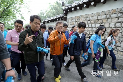 문재인 대통령이 당선 후 첫 토요일인 13일 오전 대선당시 캠프 ‘마크맨’을 담당했던 기자들과 북악산 산행을 위해 청와대 경내 북악산 입구를 출발하고 있다. 2017.5.13. 청와대사진기자단=동아일보 변영욱 cut@donga.com