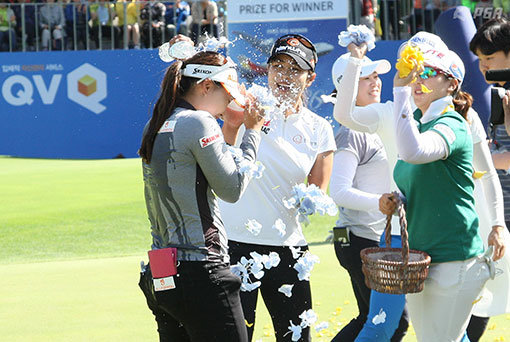 김지영(왼쪽 끝)이 14일 수원골프장에서 막을 내린 KLPGA 투어 NH투자증권 레이디스챔피언십에서 데뷔 첫 우승을 차지한 뒤 동료 선수들의 축하를 받고 있다. 사진제공 ｜ KLPGA