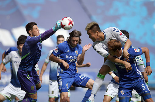 전북현대 골키퍼 홍정남(왼쪽 끝)이 14일 문수축구경기장에서 벌어진 울산현대와의 K리그 클래식 11라운드 원정경기 도중 상대의 공격을 펀칭으로 막아내고 있다. 전북은 0-0으로 비겼지만 선두를 탈환했다. 사진제공 ｜ 울산현대