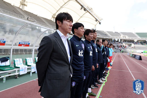 U-20 대표팀 신태용 감독이 14일 고양종합운동장에서 열린 세네갈과의 평가전 도중 선수들의 플레이를 지켜보고 있다. 신 감독은 최근 3차례의 공식·비공식 평가전을 포함한 준비과정에 만족감과 자신감을 드러냈다. 사진제공｜대한축구협회