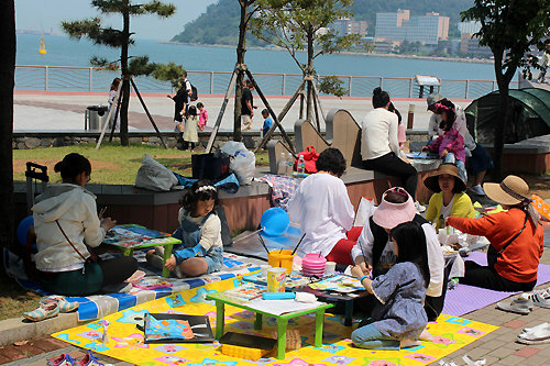 13일 부산 영도구 국립해양박물관 야외 잔디광장에서 열린 바다 그림대회의 참가자들이 따뜻한 봄 햇살을 맞으며 즐거운 시간을 보내고 있다. 국립해양박물관 제공