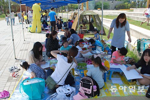 13일 오전 경남 거제시 일운면 지세포항의 거제조선해양문화관 주변에서 열린 바다 그림대회 참가자들이 즐거운 시간을 보내고 있다. 강정훈 기자 manman@donga.com