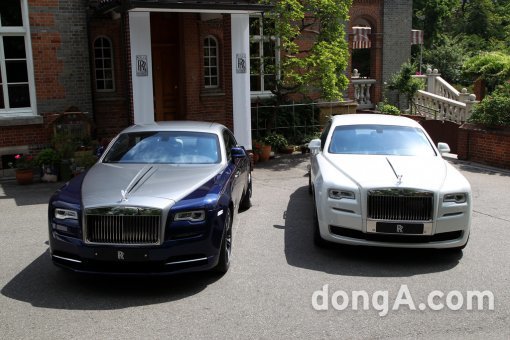롤스로이스 코리아 셀렉션 부산에디션(왼쪽)과 서울에디션이 15일 서울 중구 주한 영국대사관에서 국내 최초로 공개됐다.