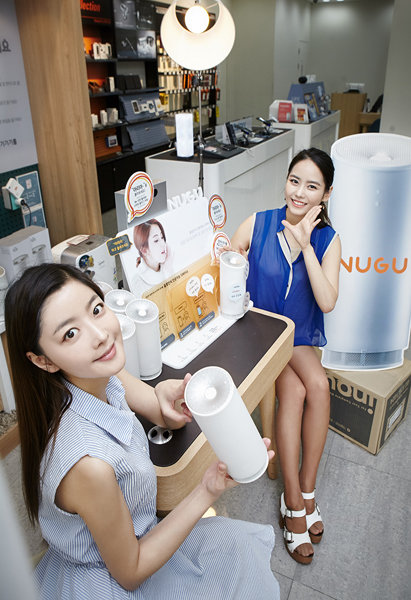 IT 기업들이 인공지능(AI) 서비스를 잇달아 준비하면서 경쟁이 한층 치열해 졌다. SK텔레콤은 최근 AI 기기 ‘누구’ 10만대 판매 돌파 성과를 이뤄냈다. 사진제공｜SK텔레콤