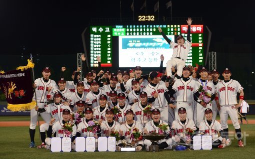 우승을 차지한 덕수고 선수들이 정윤진 감독을 헹가래 치고 있다. 목동 | 김종원기자 won@donga.com