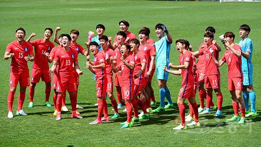 U-20 대표팀의 어린 태극전사들이 15일 파주 국가대표트레이닝센터(NFC)에서 진행된 포토데이 행사 도중 익살스러운 표정을 지으며 선전을 다짐하고 있다. 파주 ｜ 김민성 기자 marineboy@donga.com