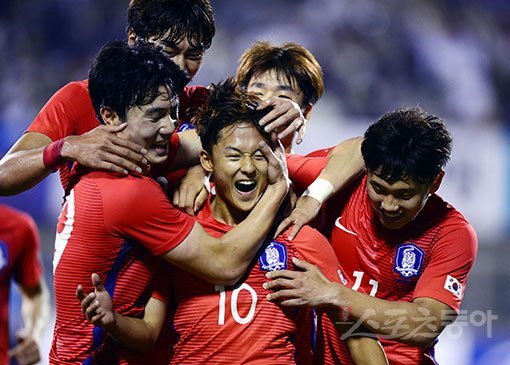 U-20 한국 월드컵 대표팀이 11일 청주 종합운동장에서 우루과이와 평가전을 가졌다. 한국 이승우(10)가 슛을 성공시킨 뒤 동료들과 기쁨을 나누고 있다. 청주 | 김민성 기자 marineboy@donga.com