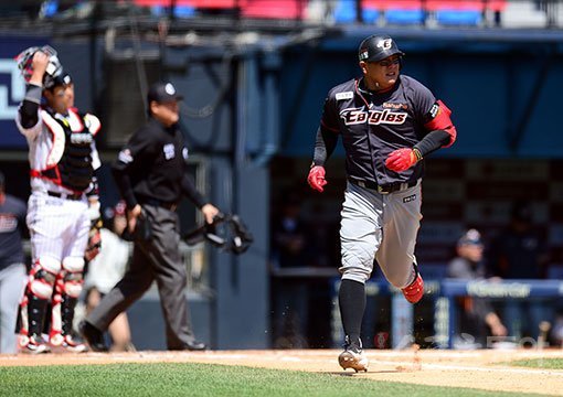 14일 서울 잠실야구장에서 ‘2017 타이어뱅크 KBO 리그‘ 한화이글스와 LG트윈스의 경기가 열렸다. 2회초 무사 1루 한화 김태균이 중전 안타를 치고 있다. 이 안타로 69경기 연속 출루 기록을 세웠다. 잠실 | 김종원 기자 won@donga.com