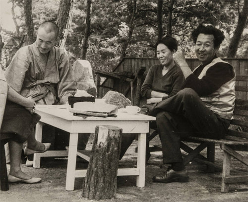 1957년 고은 시인, 소설가 박경리 선생과 함께한 박고석 화백(왼쪽부터). 현대화랑 제공