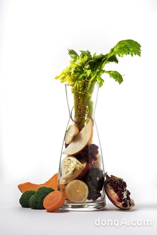 식물영양소는 우리 몸에서 매우 중요한 역할을 하지만 바쁜 현대인들이 식사를 통해 충분히 섭취하기는 쉽지 않다. 균형잡힌 식사와 오색 식물영양소의 고른 섭취는 장기적으로 영양 불균형을 완화하고, 만성 질환 및 성인병 발병 위험을 낮춰 국가적인 의료비 감소에도 기여할 수 있다. 사진=동아일보 DB