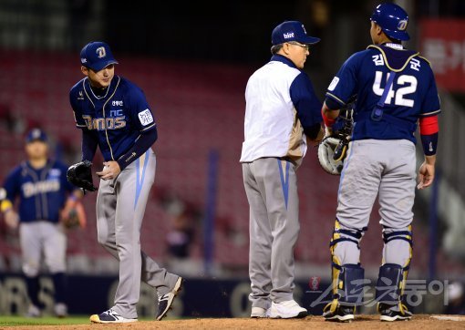 16일 서울 잠실야구장에서 ‘2017 타이어뱅크 KBO 리그’ NC다이노스와 두산베어스의 경기가 열렸다. NC 김경문 감독이 5회말 1사 1루 상황에서 선발 투수 구창모를 교체하고 있다. 잠실 | 김종원 기자 won@donga.com