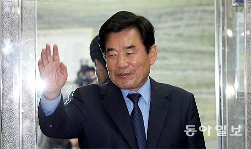 “중책 맡았습니다” 문재인 정부의 대통령직인수위원회 역할을 맡게 될 국정기획자문위원회 위원장에 임명된 더불어민주당 김진표 의원이 16일 국회에서 열린 국방위원회 전체회의를 마치고 회의장을 나서고 있다. 최혁중 기자 sajinman@donga.com