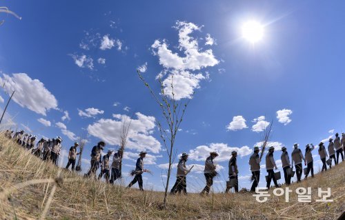 대한항공이 몽골 사막화 지역에서 14년째 나무심기 봉사활동을 이어갔다. 대한항공 직원과 현지 주민들이 17일(현지시간) 사막화가 가속화되고 있는 몽골 울란바토르 바가노르구 지역에서 나무를 심기위해 이동하고 있다. 지구를 푸르게 가꾸는 ‘글로벌 플랜팅 프로젝트’를 진행해오고 있는 대한항공은 지금까지 44헥타르 규모에 총 11만 그루의 나무를 심었다.